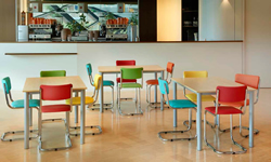 kantinestoelen en kantinetafels